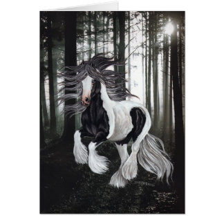 Caballo gitano en el bosque