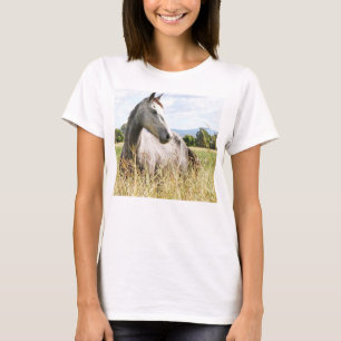 Caballo gris en camiseta larga de las señoras de