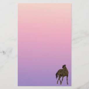 Caballo marrón en papel de cocina eólica
