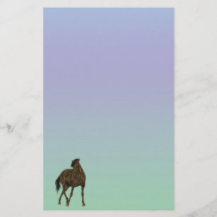 Caballo marrón en papel satinado