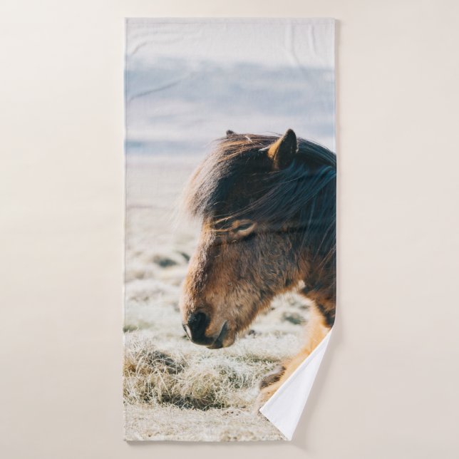 CABALLO MARRÓN SITUADO EN GRASS CERCA DE LA PLAYA (Toalla de baño)