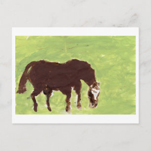 Caballo pastoreando con la tarjeta postal de fondo