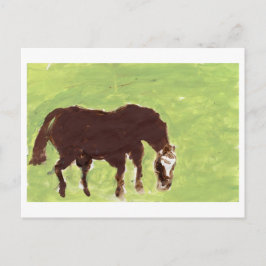 Caballo pastoreando con la tarjeta postal de fondo