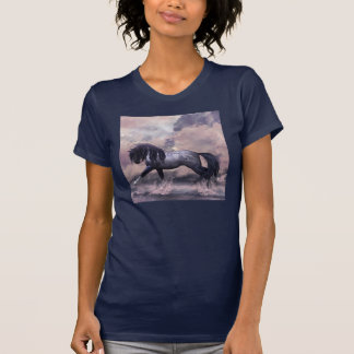 Caballo que trota a través de la camiseta equina