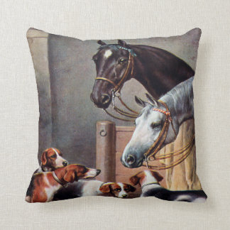 Caballo y perros en una almohada estable