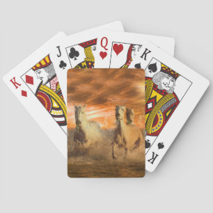 Caballos blancos corriendo en las cartas de juego 