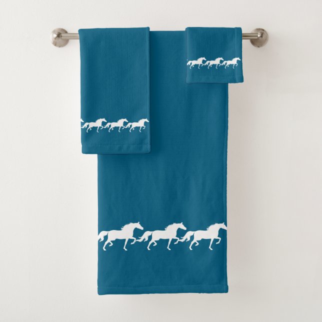 Caballos blancos elegantes y con estilo sobre azul (In situ)
