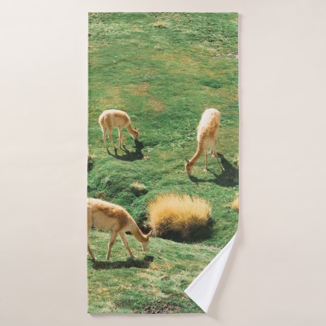 CABALLOS BLANCOS Y MARRONES SOBRE CAMPO VERDE (Toalla de baño)