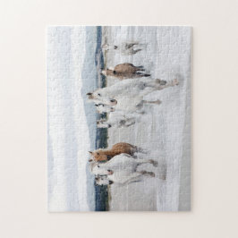 Caballos corriendo en el rompecabezas de la playa