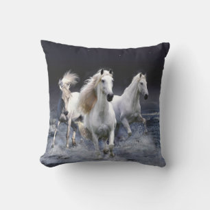 Caballos corriendo lanzando almohada
