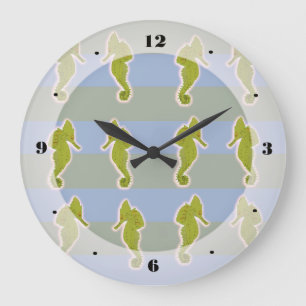Caballos de mar, peces, reloj de pared en verano