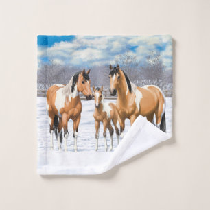 Caballos de pintura de piel negra en nieve