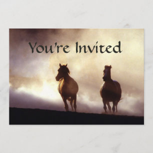 Caballos en la invitación de la colina