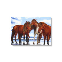 Caballos parados en lienzo envuelto en la playa