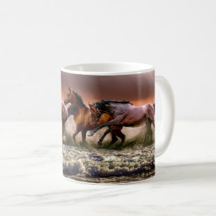 Caballos que corren en la taza de café de la play