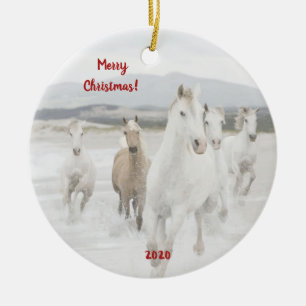 Caballos salvajes con adorno navideño