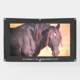 CABALLOS SALVAJES DE LA pancarta DE UTAH CON GRUPO
