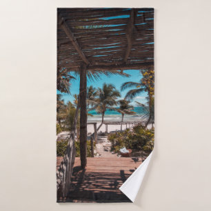 Cabaña de nipa bajo palmeras de coco