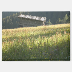 Cabaña entre prados alpinos - imán fotográfico