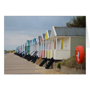 Cabañas de playa con cuadros de colores vivos