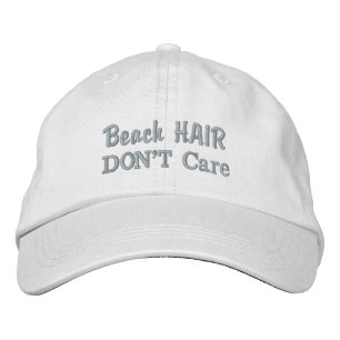Cabello de playa no le importa la gorra de béisbol