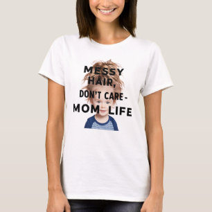 Cabello desordenado, camiseta de "No importa - vid