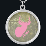 Cabeza de los ciervos y collar rosados del<br><div class="desc">Un collar que ofrece un ilustracion de un ciervo rosado dirige sobre un fondo del camuflaje.  Personalice con su nombre.</div>