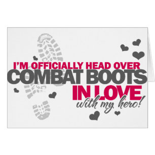 Cabeza sobre botas de combate