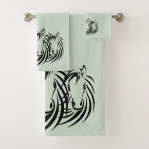 Cabezas de caballo negro sobre verde