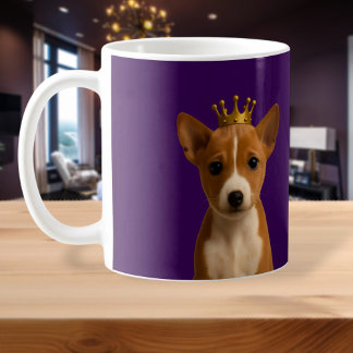Cachorro basenji en la copa de la corona de oro