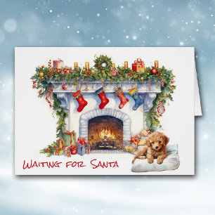 Cachorro de caniche esperando la chimenea de los N