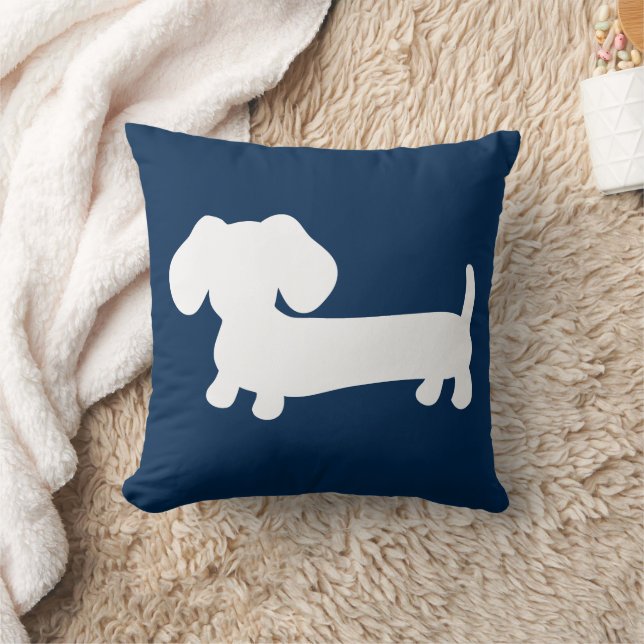 Cachorro de dachshund blanco en medio de almohada  (Manta)