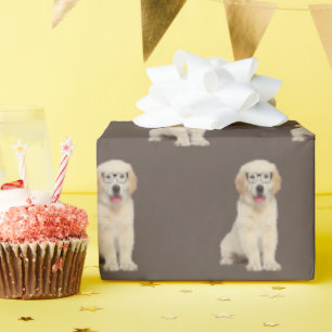 Cachorro de Golden Retriever con papel de envolver