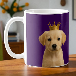 Cachorro de Labrador amarillo en copa de oro