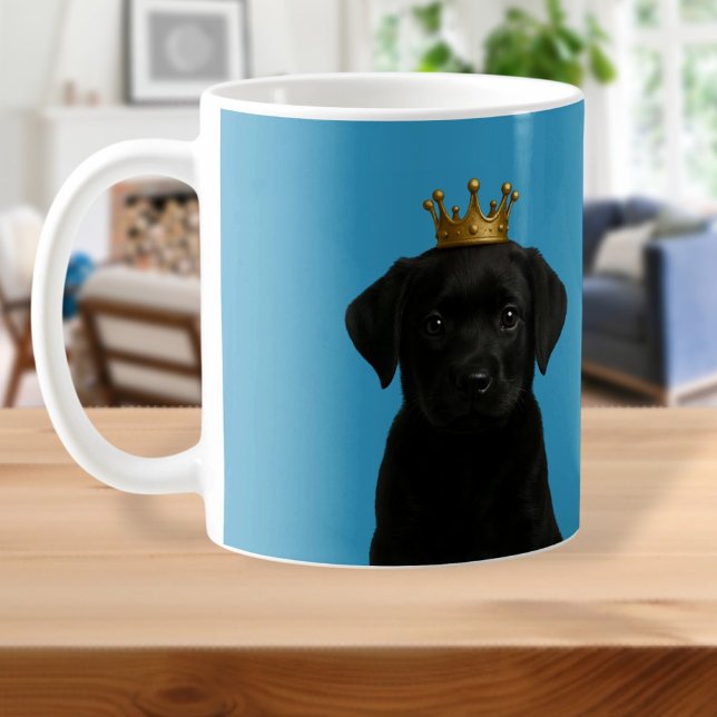 Cachorro negro de labrador en copa de oro (Black Labrador Puppy in Gold Crown Cute Coffee Mug
by Ricaso. Adorable pup dog wearing a crown)