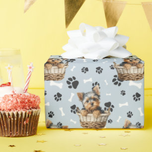 Cachorro yorkie en papel de canasta