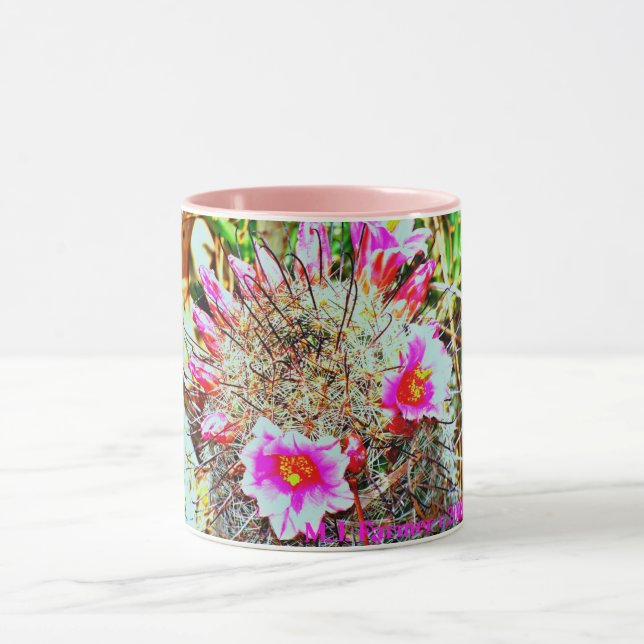 Cactus del anzuelo con la taza rosada de las (Centro)