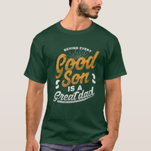 Cada buen hijo con la camiseta verde