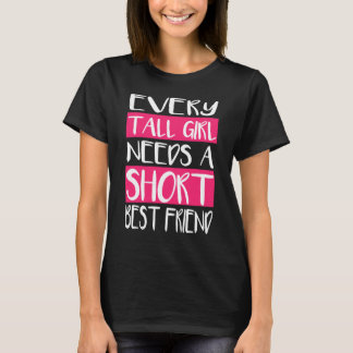 Cada chica alto necesita las camisetas de un mejor