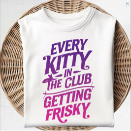 Cada gatito en el club consiguiendo una camiseta a