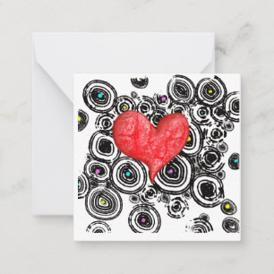 Cada tarjeta de nota de fecha con corazón
