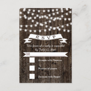 Cadena de luces en la boda de madera y banner RSVP