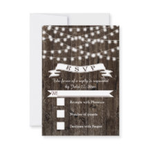 Cadena de luces en la boda de madera y banner RSVP