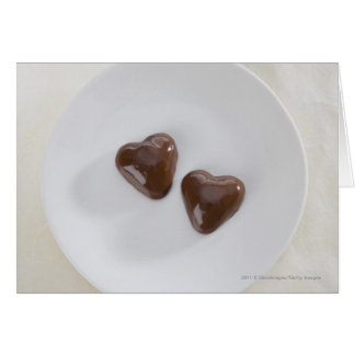 Cadenas de chocolate con forma de corazón en un pl