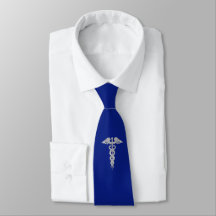 Caduceo de plata en corbata azul