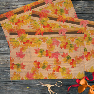 Cae Las Hojas De Maple Del Otoño En Madera De Barn