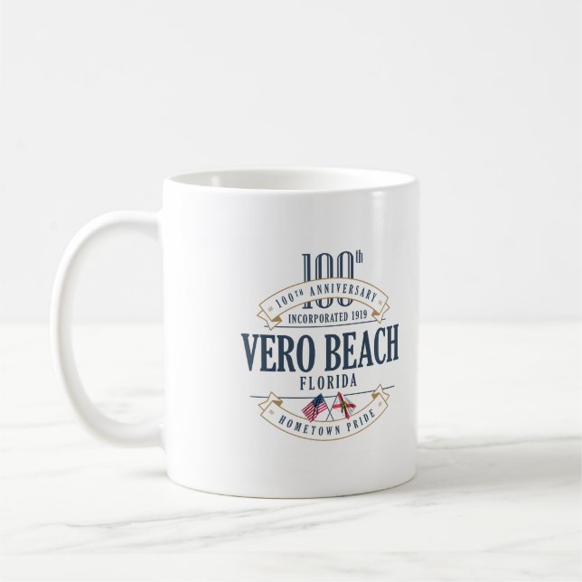 Café 100a taza del aniversario de Vero Beach, la (Izquierda)