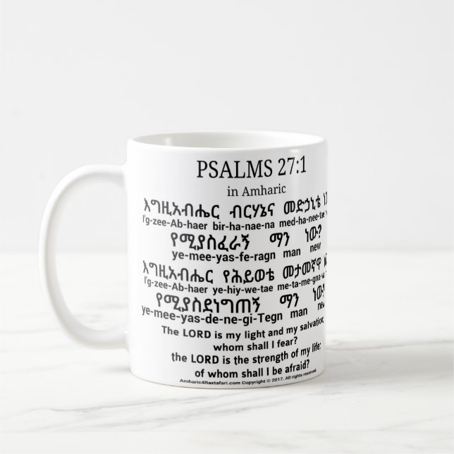 Café 27:1 de los salmos en taza del Amharic (Izquierda)