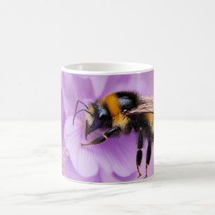 Café Abeja de burbujas en la taza de las flores rosas