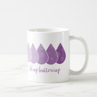 Café Aceite encima de la taza del ranúnculo (púrpura)